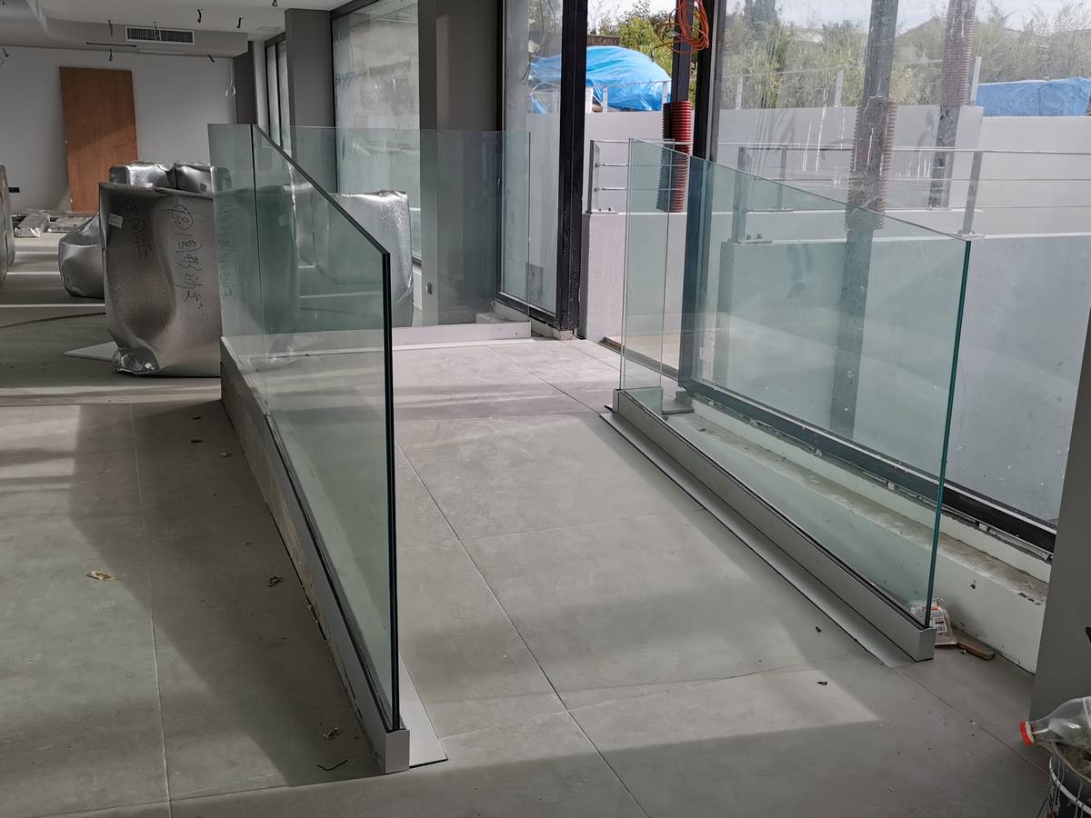 Garde-corps en verre pour une rampe d&rsquo;accès de l&rsquo;hôtel Hampton à Bordeaux (33000)